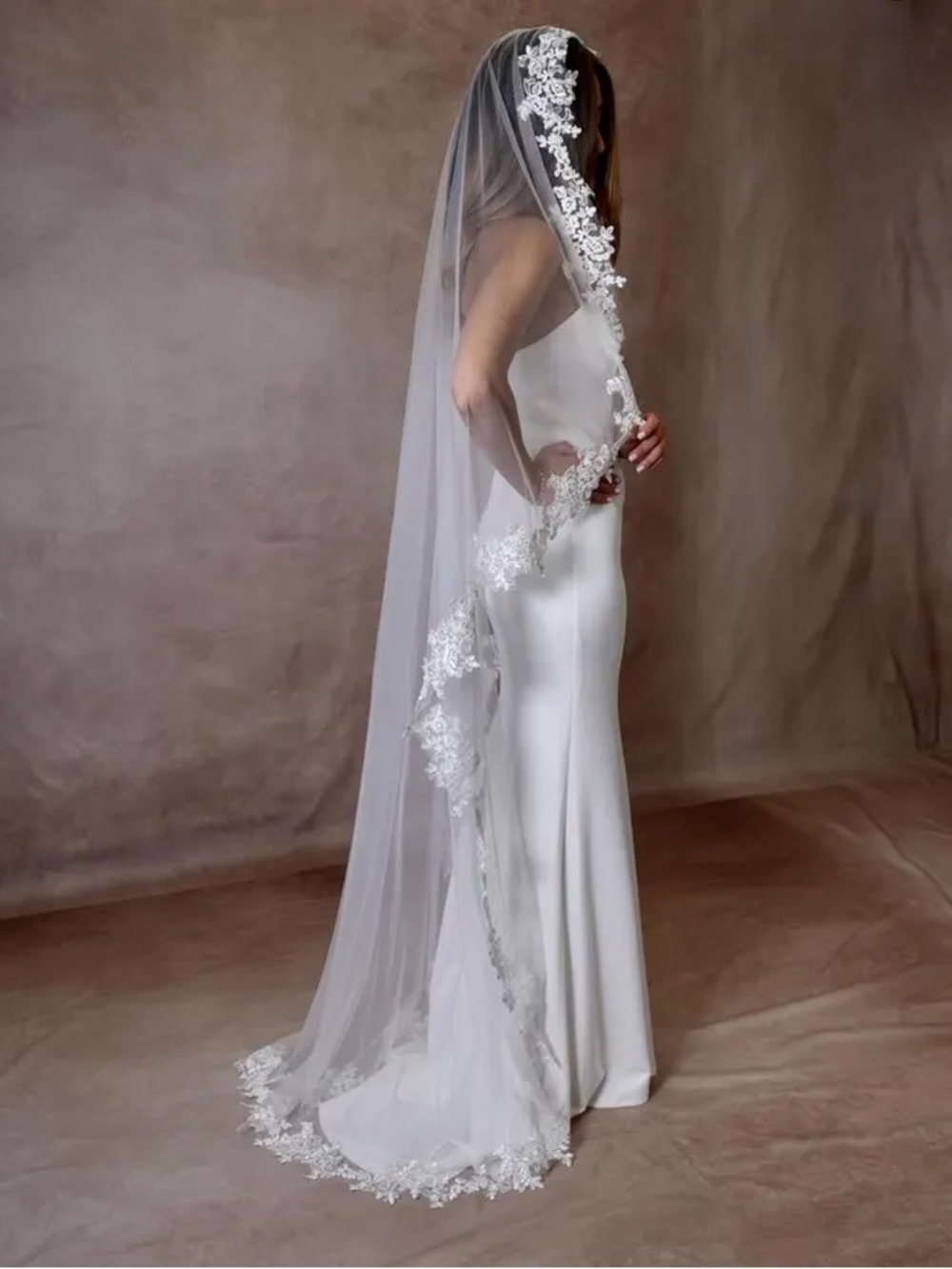 Elegant White Lace-Edged Mantilla Veil